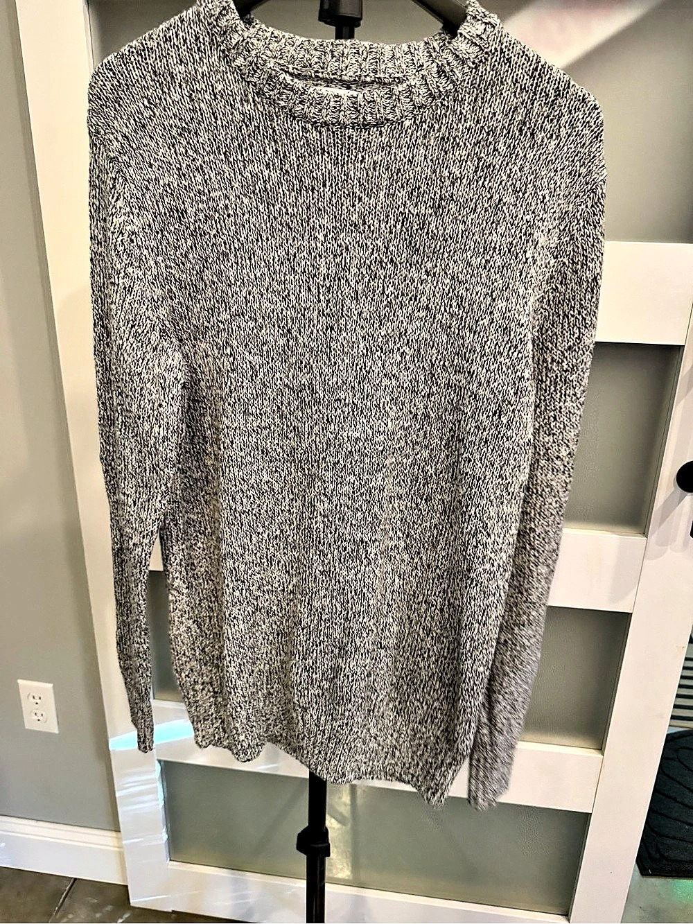 New without tags women’s Sonoma Women's Crew Neck Sweater in Gray & Black Size M